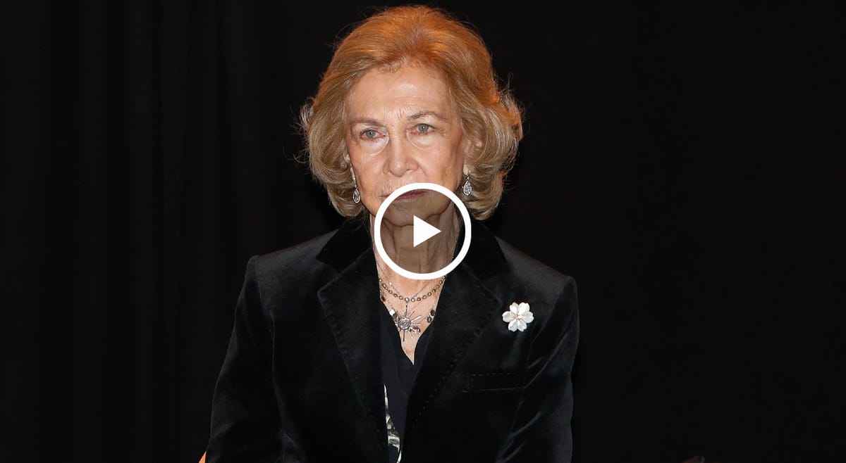 imagen de la reina emérita doña sofía para ilustrar video por las restricciones de movilidad no pudo asistir al 80 cumpleaños de su hermano constantino