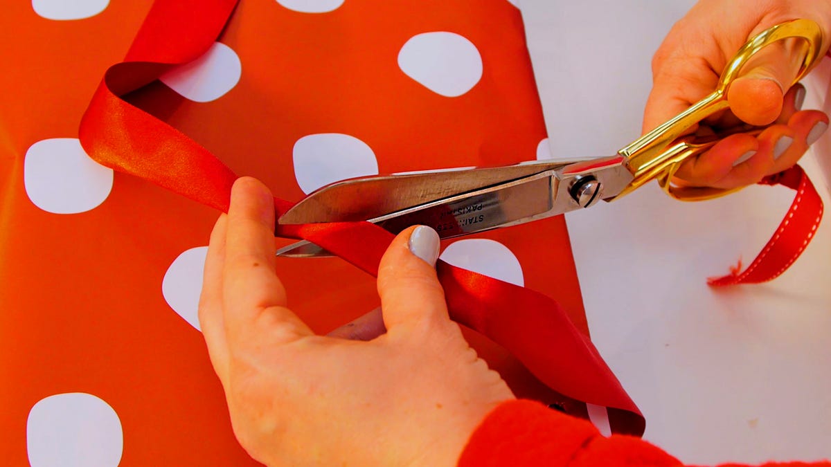how to wrap a present