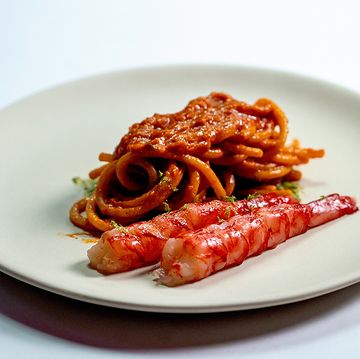 spaghettone gragnanese xxl﻿ con carabineros,﻿ nduja calabresa y pesto de albahaca, plato del chef gianni pinto, del restaurante italiano noi de madrid