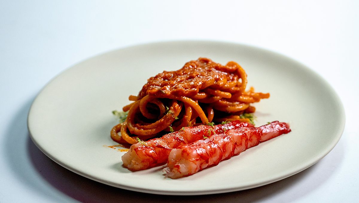 preview for Spaghettone XXL con carabineros, plato del chef Gianni Pinto, del restaurante italiano NOI de Madrid