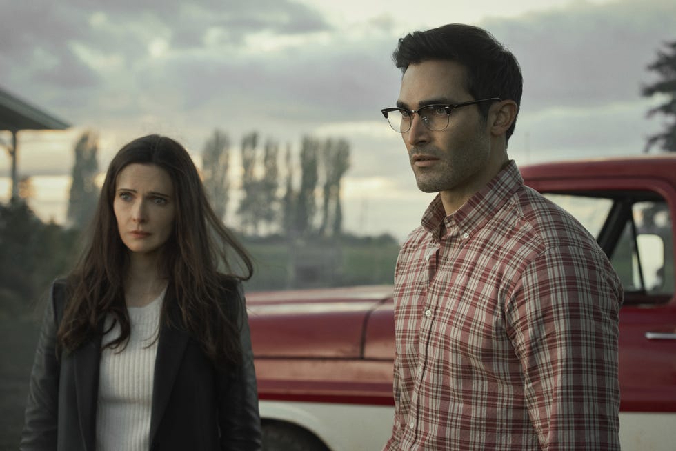 elizabeth tulloch y tyler hoechlin, caracterizados como lois y clark kent en la serie 'superman y lois'