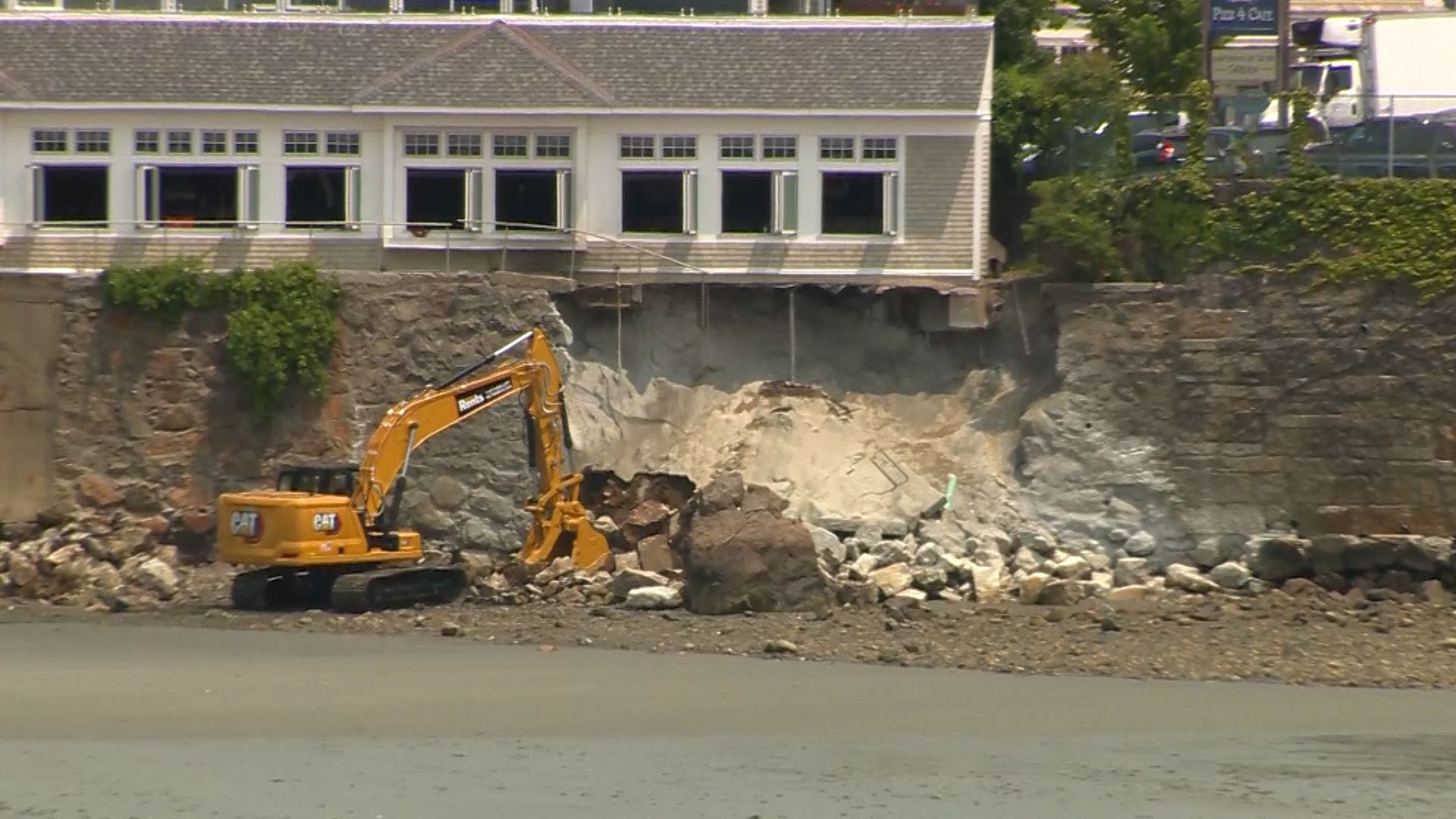 North Shore restaurant to reopen a month after seawall collapse
