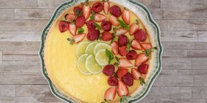 tarta de limón con frutos rojos de foodtropia