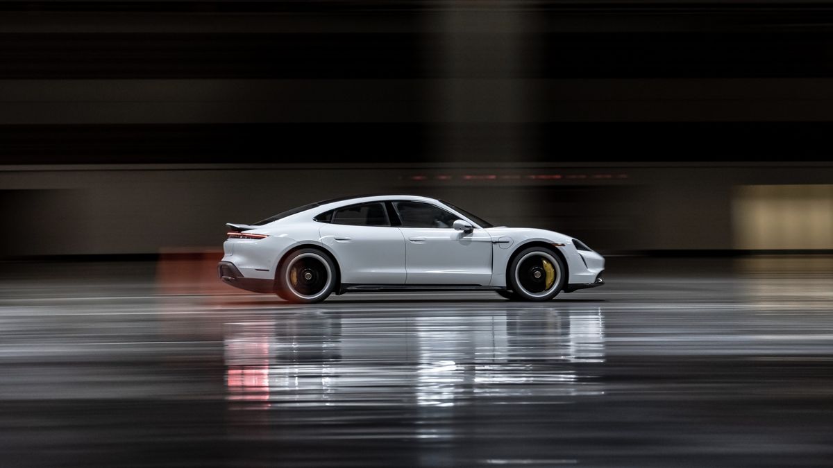 preview for El Porsche Taycan obtiene el Récord Guinness de velocidad en interior