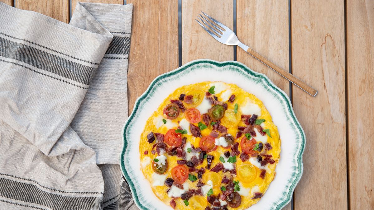 preview for Tortilla vaga con jamón ibérico, tomates cherry y burrata, por Foodtropia