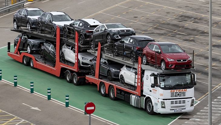 preview for Megatruck: Debuta el camión de 25 metros que carga hasta 11 coches