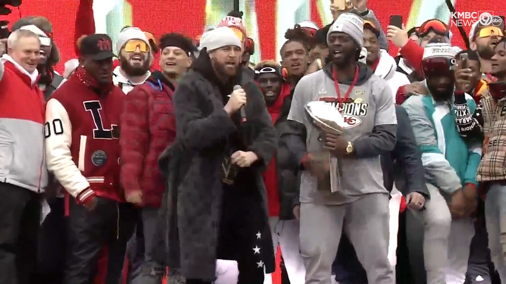 Super Bowl 2020: Chiefs' Travis Kelce gives power-packed parade speech that  takes parting shot at Dee Ford 