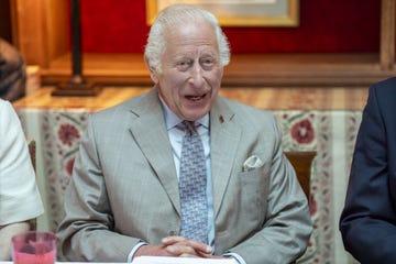 el monarca britanico sentado en una mesa