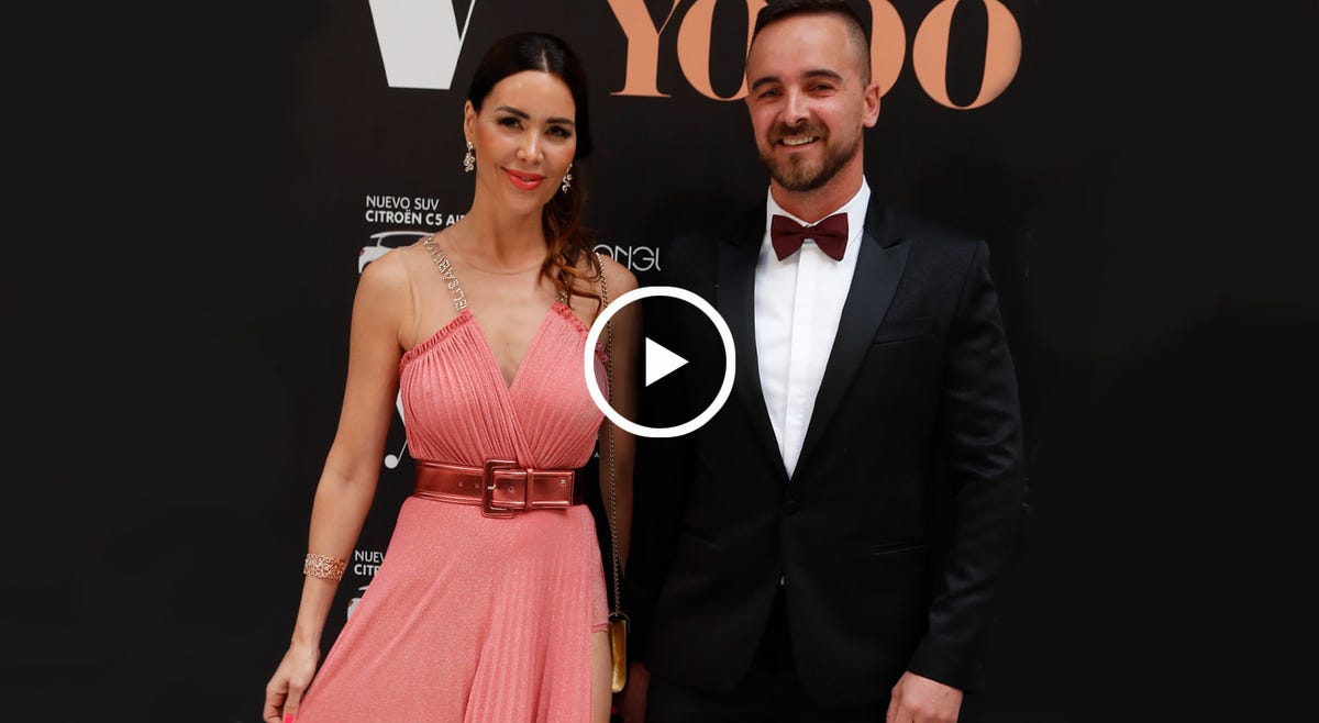 vania millán y julian bayón en evento posando video de entrevista con vania hablando de su futura boda con el cirujano