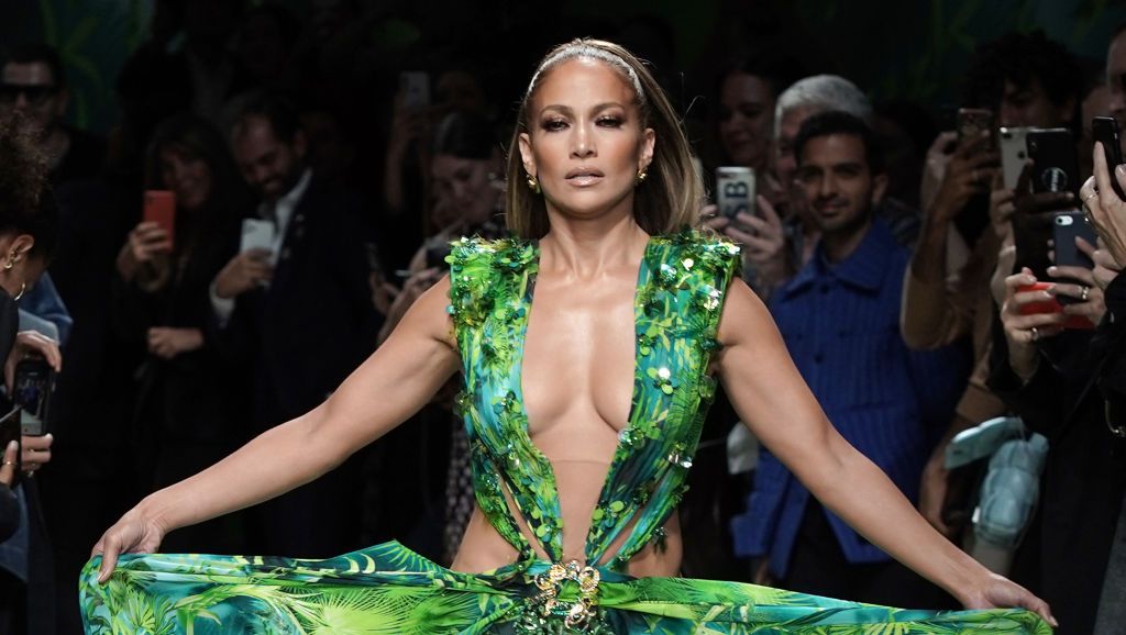 preview for Dietro le quinte del jungle dress di JLo da Versace: il video del making of