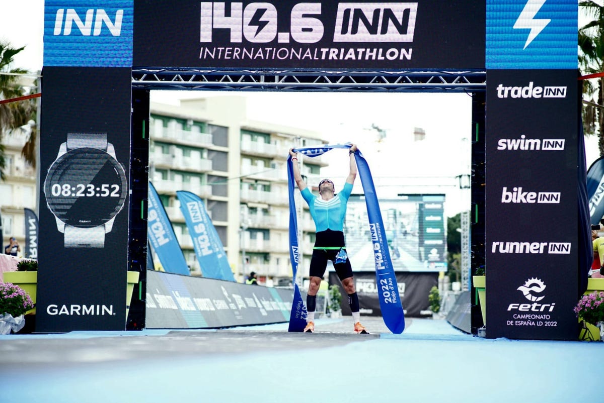 Judith Corachán y Víctor Arroyo, campeones de triatlón LD