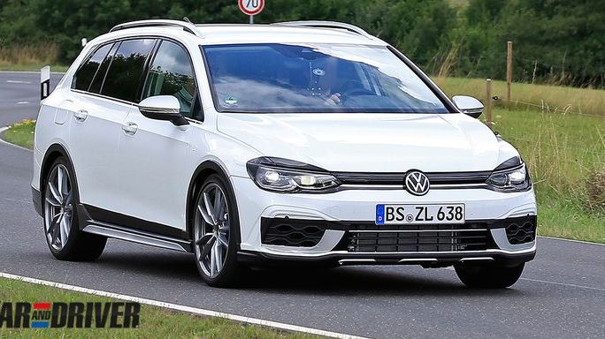 preview for Cazamos al Volkswagen Golf Variant R en movimiento