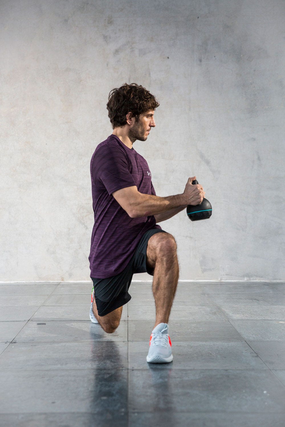 preview for Zancada alterna con torsión, el ejercicio de abdominales con kettlebell favorito de Quim Gutiérrez