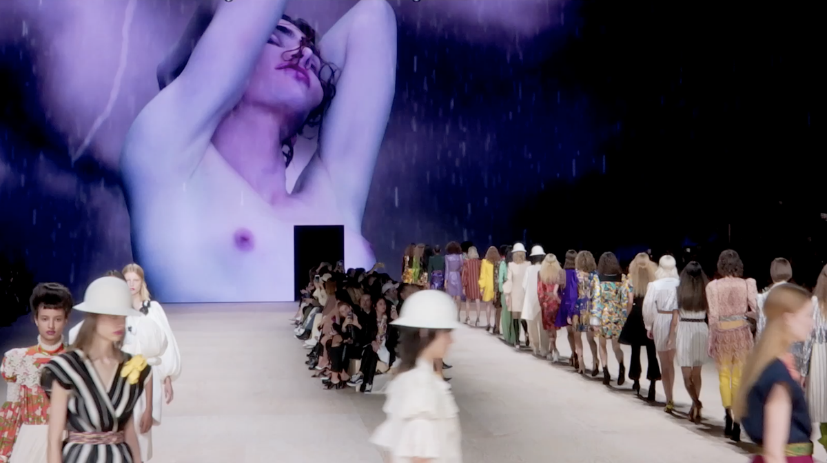preview for 【巴黎時裝週】Louis Vuitton重現法國美好年代光景 模特兒身上的繁花都好精緻呀！