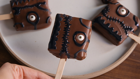 preview for These Hocus Pocus S'mores Pops Will Put A Spell On You