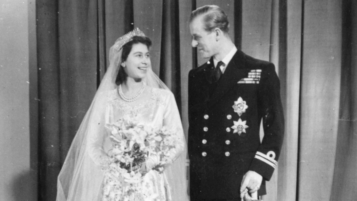 10 Hidden Details You Didn't Know About Queen Elizabeth's Wedding Dress ...