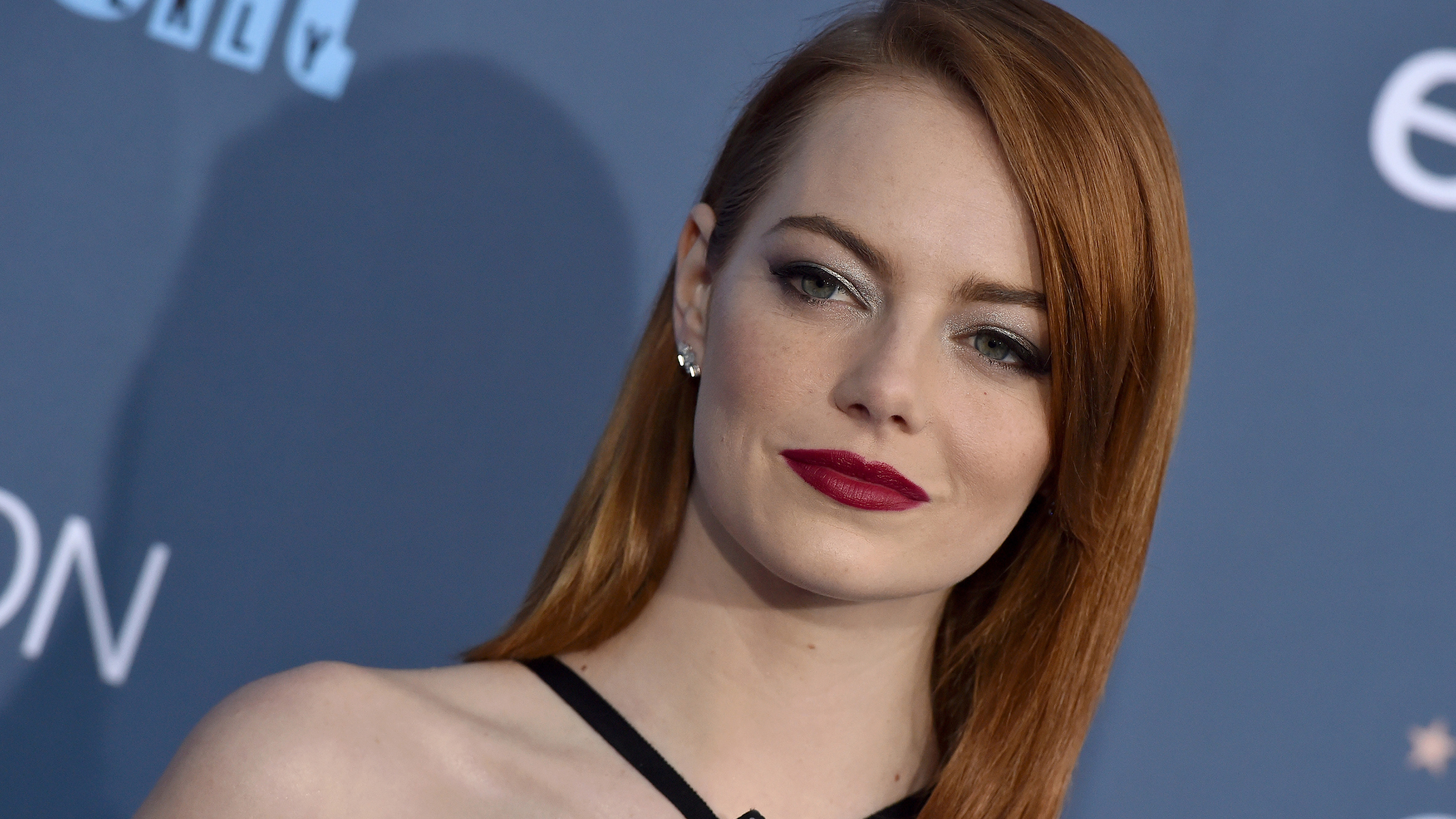 Jennifer Lawrence Hilariously Photobombed Emma Stone on the Red Carpet