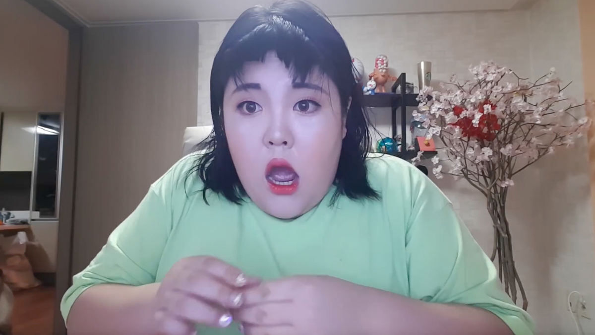 preview for 6 Hilarious Beauty Vlogger Fails