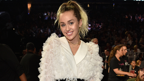 Miley Cyrus S Blonde Choppy Lob Hairstyle After Her Mom Cut It