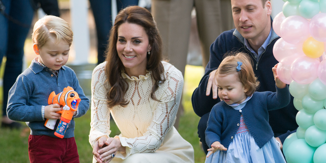 Кейт миддлтон дети возраст. Кейт Миддлтон с детьми. Семья принца Уильяма и Кейт Миддлтон. Дети Кейт Миддлтон и принца Уильяма. Кейт Миддлтон с сыном.