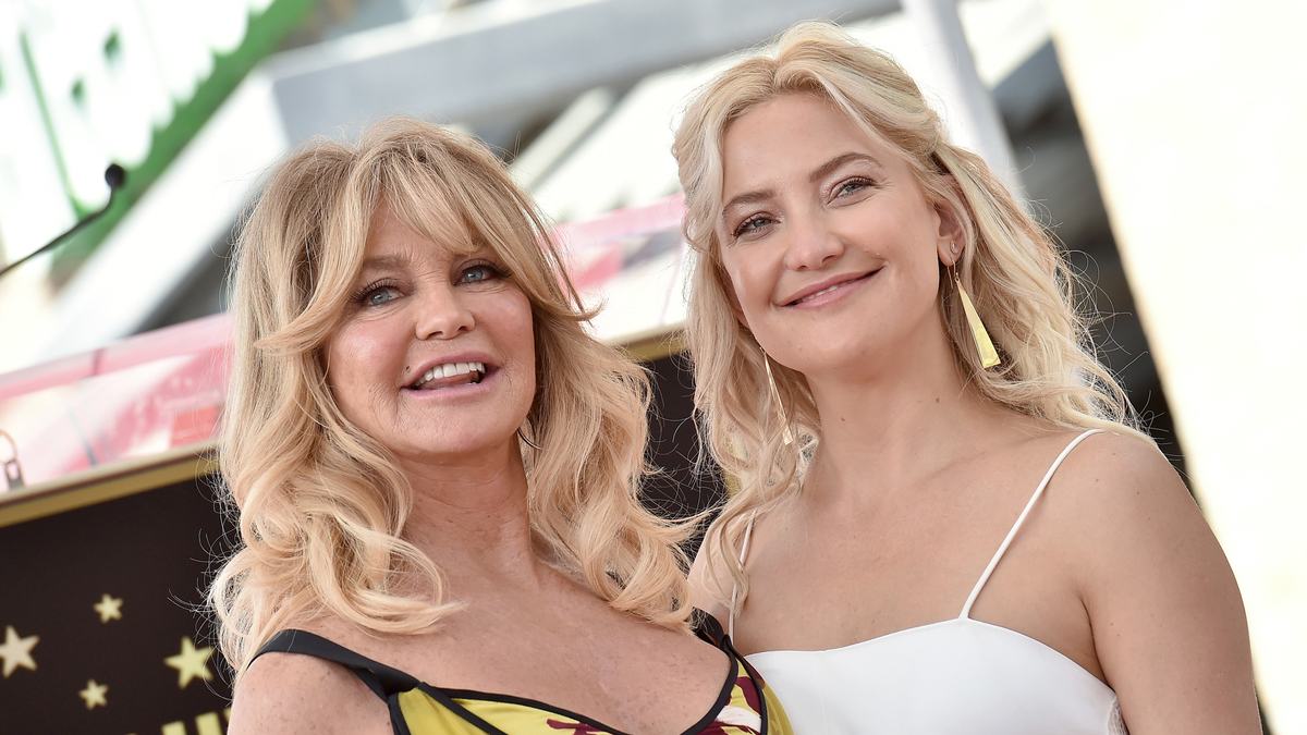 preview for Kate Hudson Holds Back Tears During An Emotional Speech Honoring Her Parents