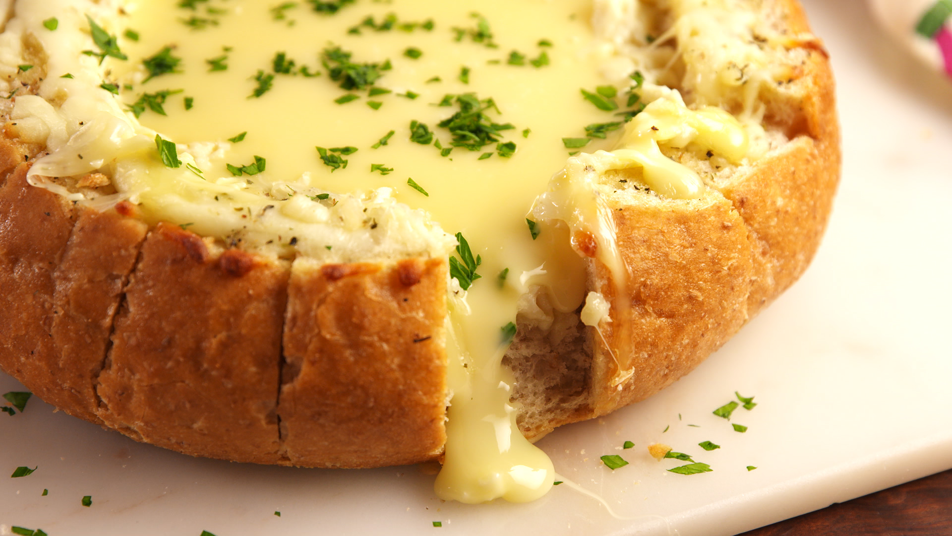 Печеный сыр. Запечённый сыр камамбер в духовке. Сыр камамбер в духовке с багетом. Сыр камамбер с гренками в духовке. Камамбер сыр в духовке с чесноком.