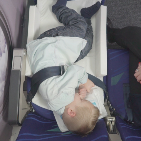 preview for Traveling With Your Child? Then You'll Want This Hand Luggage That Converts Into An Integrated Bed