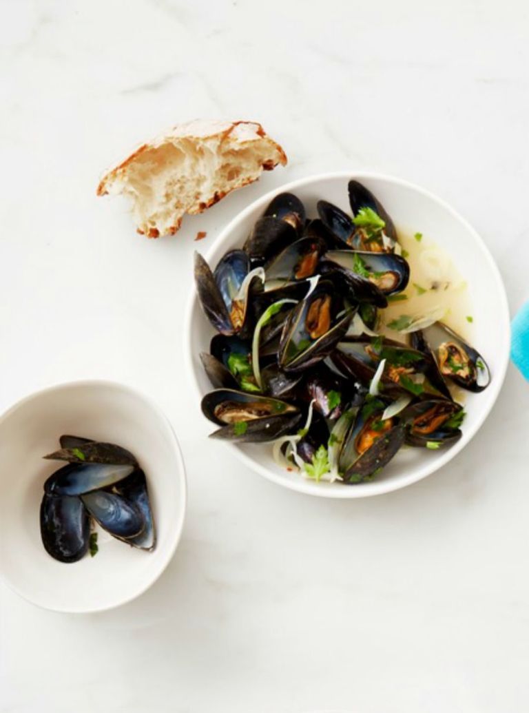 christmas appetizers  white wine mussels