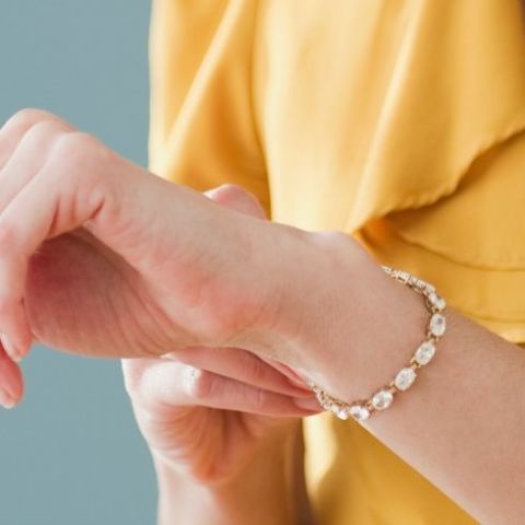 Here's how to easily clasp a bracelet by yourself
