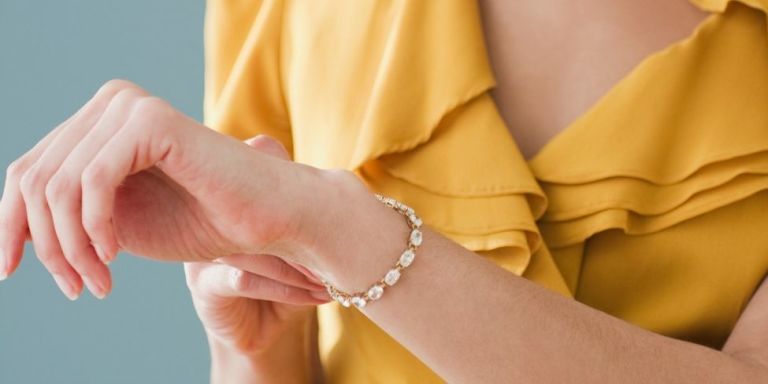 This Simple Trick for Putting On a Clasp Bracelet By Yourself Is