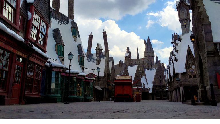 9 remarkable photos of the Wizarding World after hours  Harry potter  world, Hogsmeade village, Harry potter facts