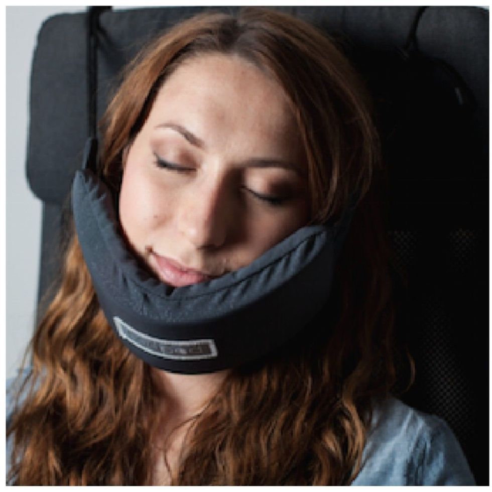 Head hammock' neck pillow helps you sleep on a plane