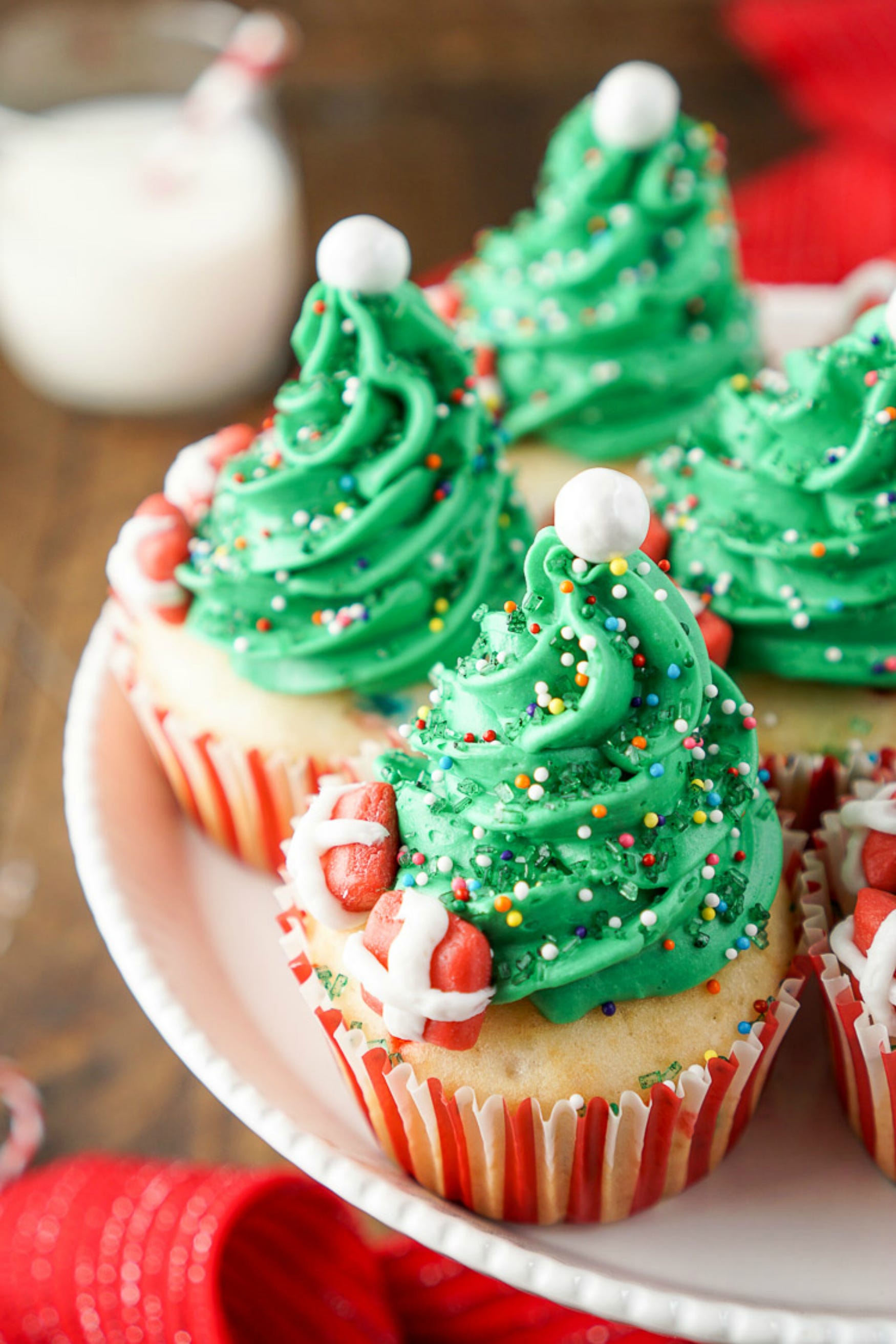 19 Cute Christmas Cupcake Ideas - Easy Recipes and Decorating Tips for ...