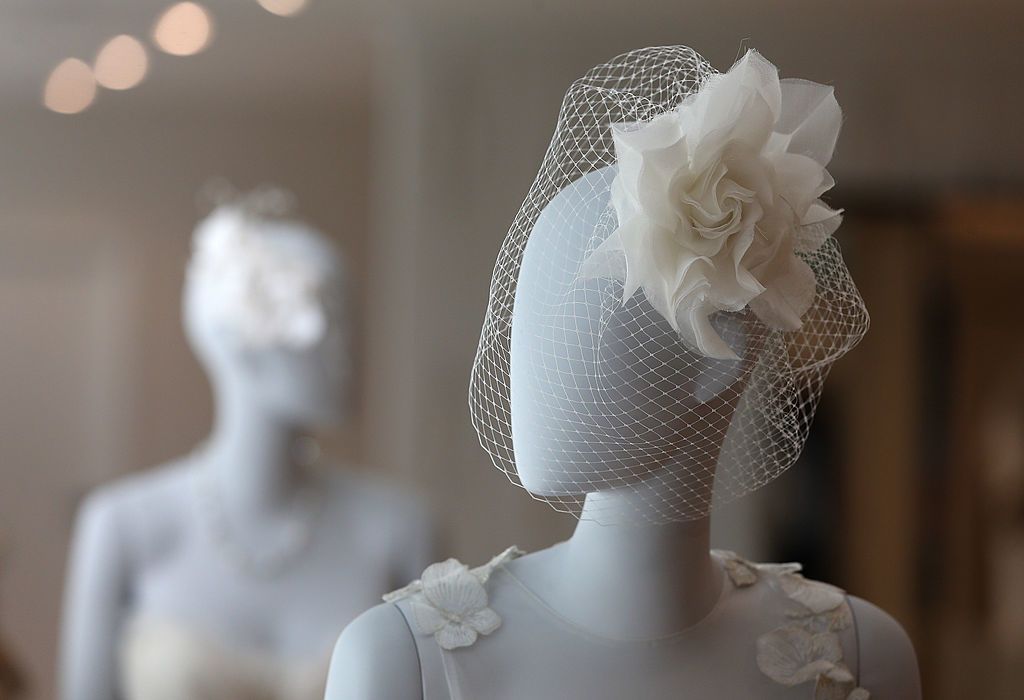Shoulder, Bridal accessory, Petal, Style, Hair accessory, Headgear, Headpiece, Neck, Ivory, Mannequin, 