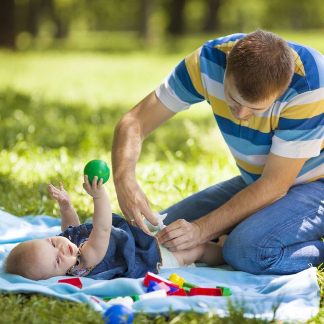 People in nature, Box, Lap, Playing with kids, Baby Products, Baby, Picnic, Play, Field, Foot, 