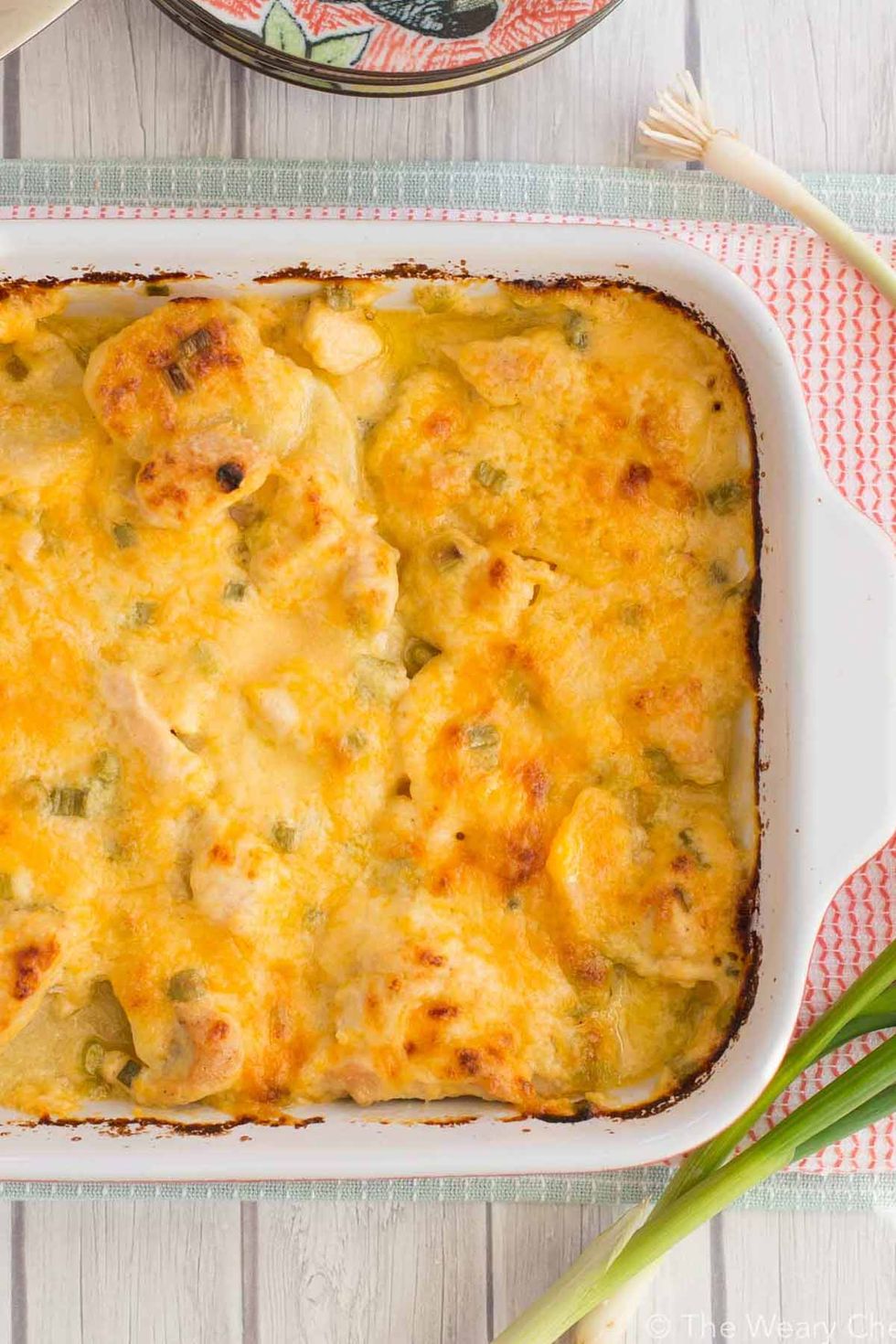 https://hips.hearstapps.com/wdy.h-cdn.co/assets/17/32/cheesy-scalloped-potatoes-chicken.jpg?crop=1.0xw:1xh;center,top&resize=980:*