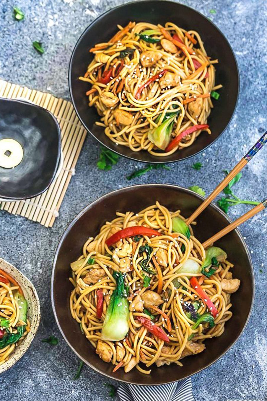 https://hips.hearstapps.com/wdy.h-cdn.co/assets/17/39/1506720640-slow-cooker-chicken-lo-mein-noodles-meal-prep-bowls-lifemadesweeter4-e1487425121984.jpg?crop=0.905xw:0.906xh;0.0748xw,0.00114xh&resize=980:*