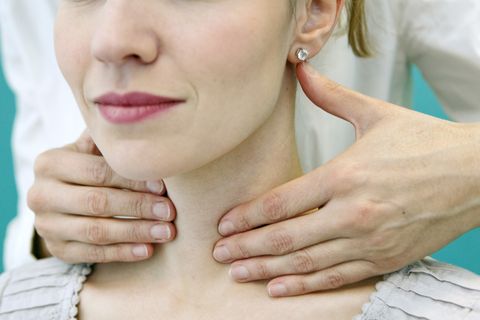 11 Thyroid Problem Signs & Symptoms in Women