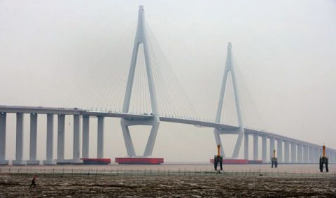 Sky, Bridge, Suspension bridge, Cable-stayed bridge, Atmospheric phenomenon, Landmark, Fixed link, Horizon, Extradosed bridge, Travel, 