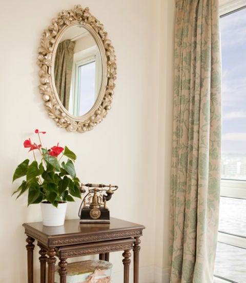"Enlarge" a Small Room decorative mirrpr