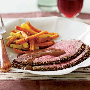 Herb-Coated-Roast-Beef-with-Vegetables-and-Gravy