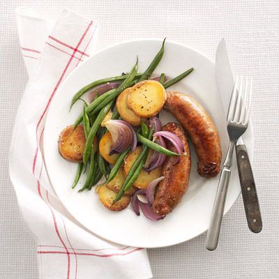 sausages with skillet potatoes and green beans