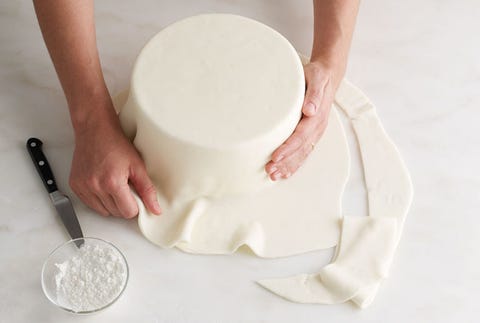 Assembling the Cake – Step 1 step 1 of the cake