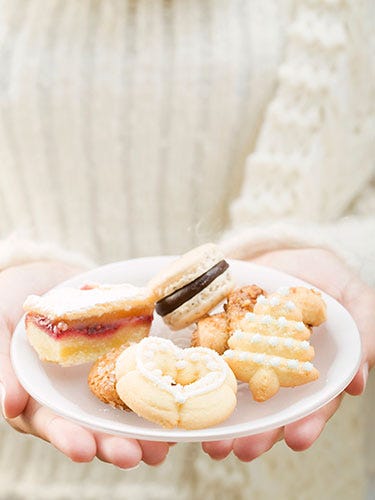 Smart Tips <p>From Thanksgiving to New Year's Eve, the holidays are filled with food, food and more food. Keeping your calories—and waistline—under control can seem impossible. Luckily, following a few simple tricks can help your enjoy the endless fetes while not packing on the pounds. Reach on for smart solutions to common holiday-eating dilemmas. </p>
