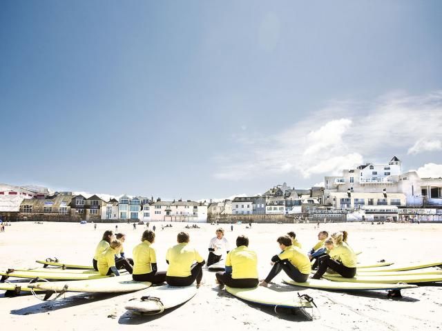 Rowing, Watercraft rowing, Boating, Water transportation, Recreation, Paddle, Vehicle, Oar, Water sport, Crew, 