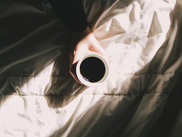 ベッドの上のコーヒー 